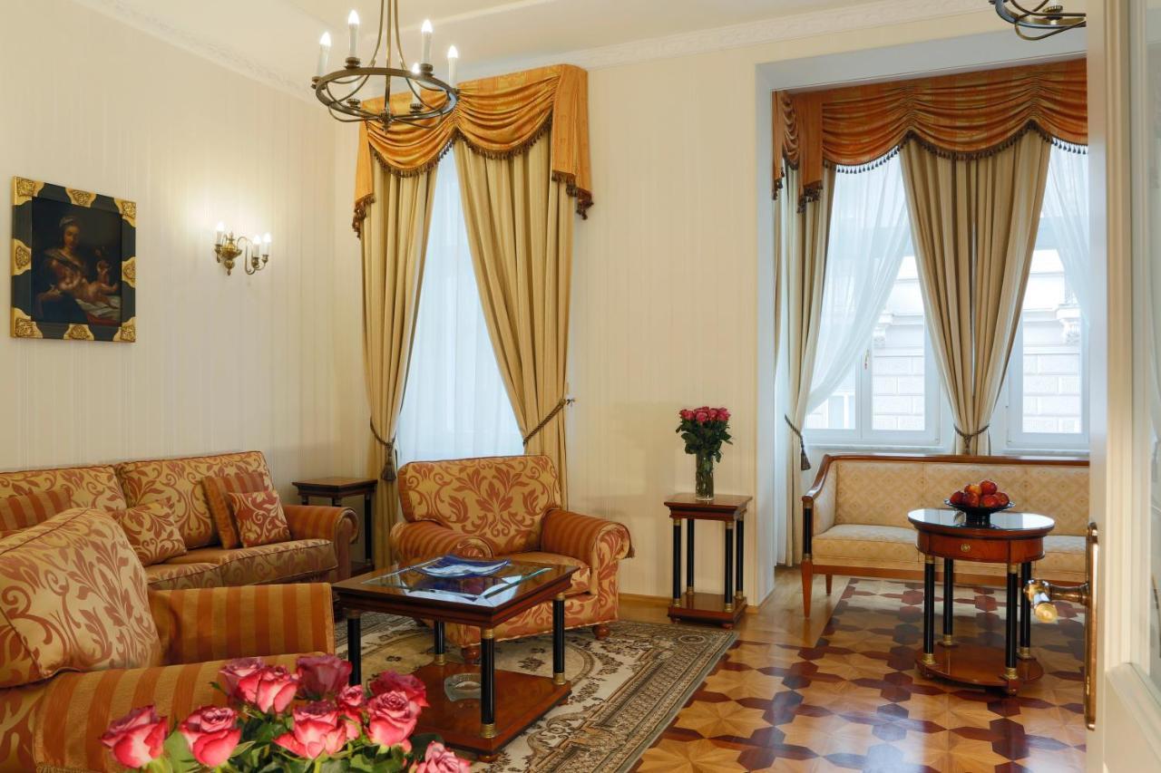 Hotel Vila Livia การ์โลวีวารี ภายนอก รูปภาพ