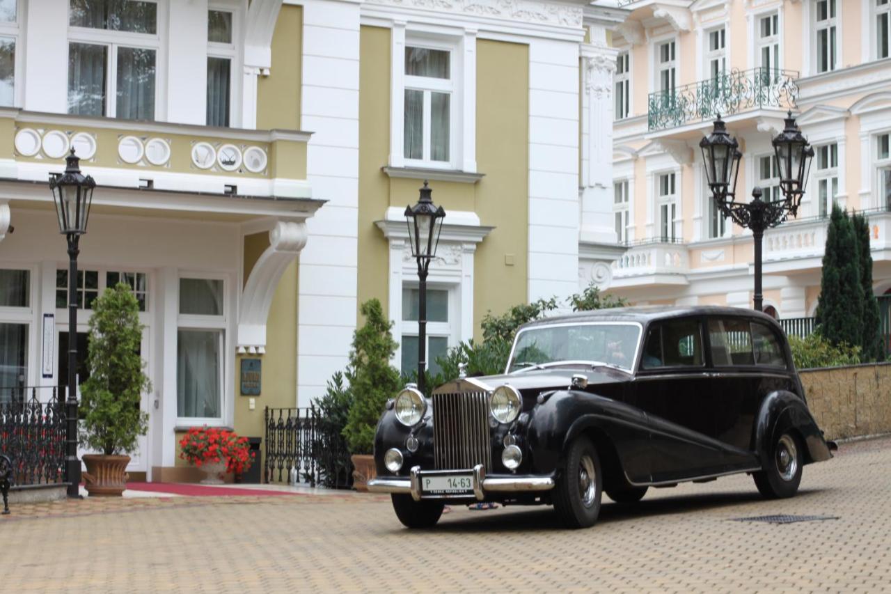 Hotel Vila Livia การ์โลวีวารี ภายนอก รูปภาพ