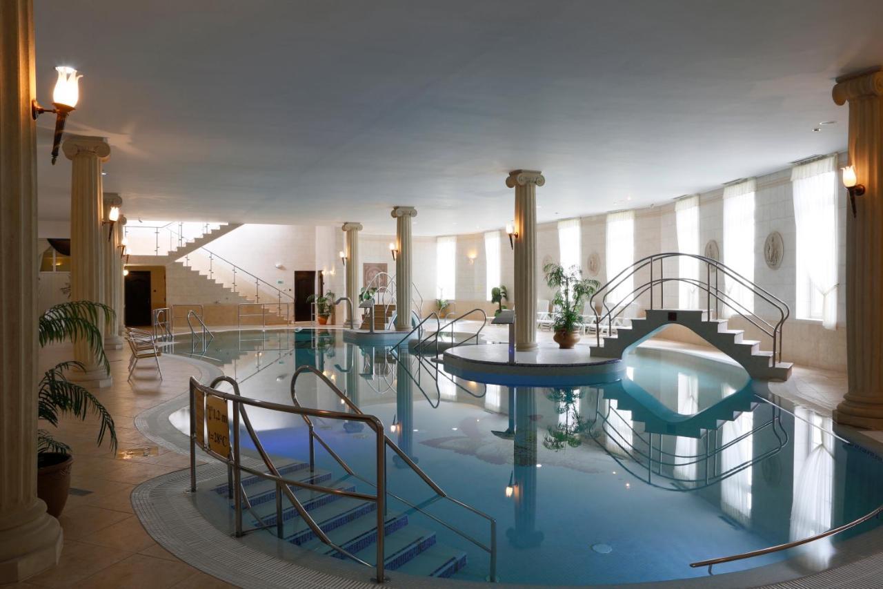 Hotel Vila Livia การ์โลวีวารี ภายนอก รูปภาพ
