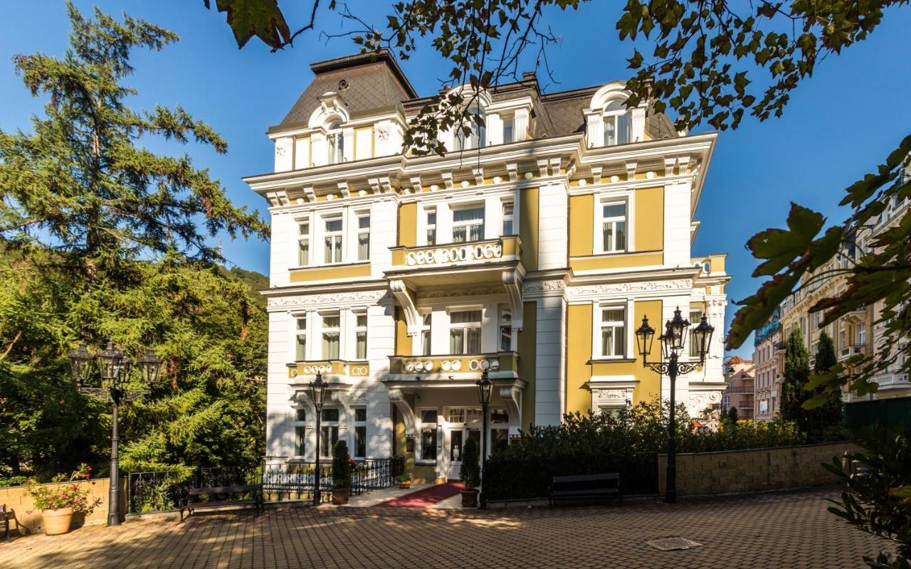 Hotel Vila Livia การ์โลวีวารี ภายนอก รูปภาพ